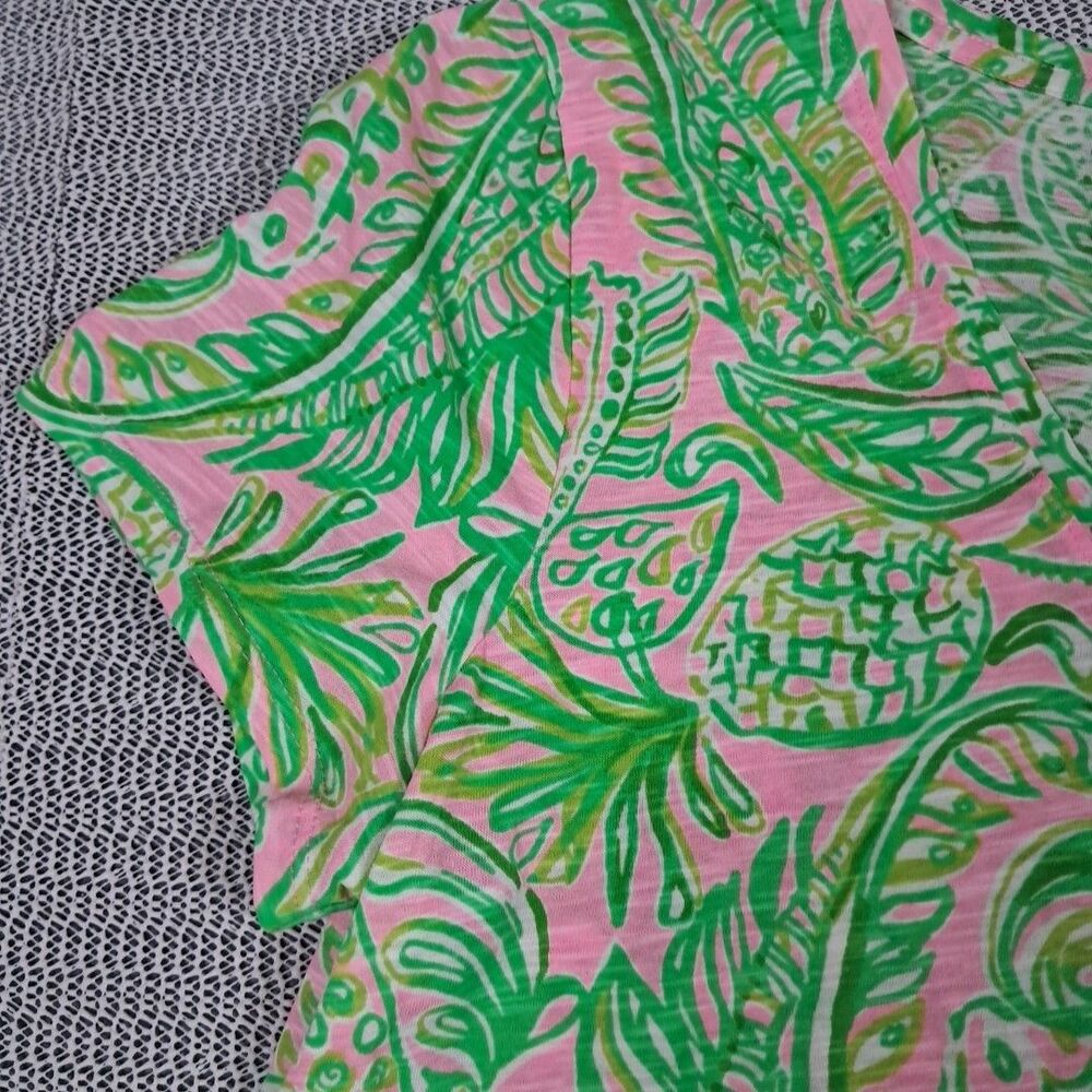 LILLY PULITZER ETTA MANDEVILLA BABY FINS AND FLIPPERS V NECK GREEN PINK SHIRT M - Picture 4 of 8